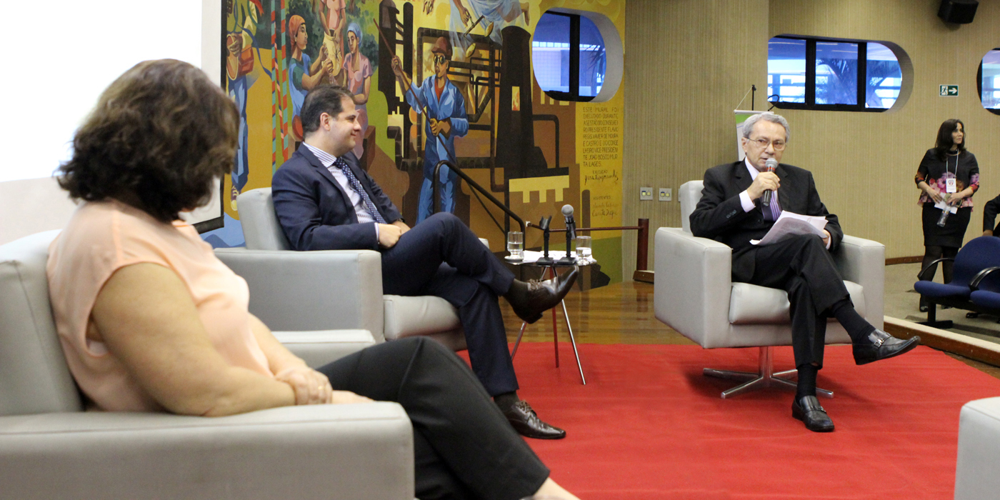O conselheiro ouvidor do TCEMG mediou o painel sobre as soluções alternativas de conflitos nas empresas e na administração pública (Foto: Thiago Rios)
